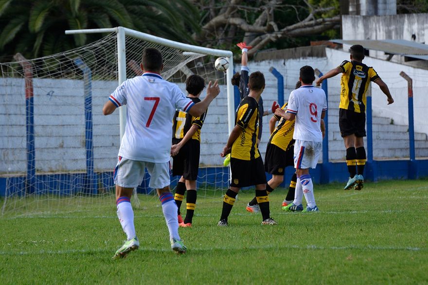 Gol de Ezequiel Medina (N°7), de tiro libre, en la final. Nacional 1 Peñarol 0